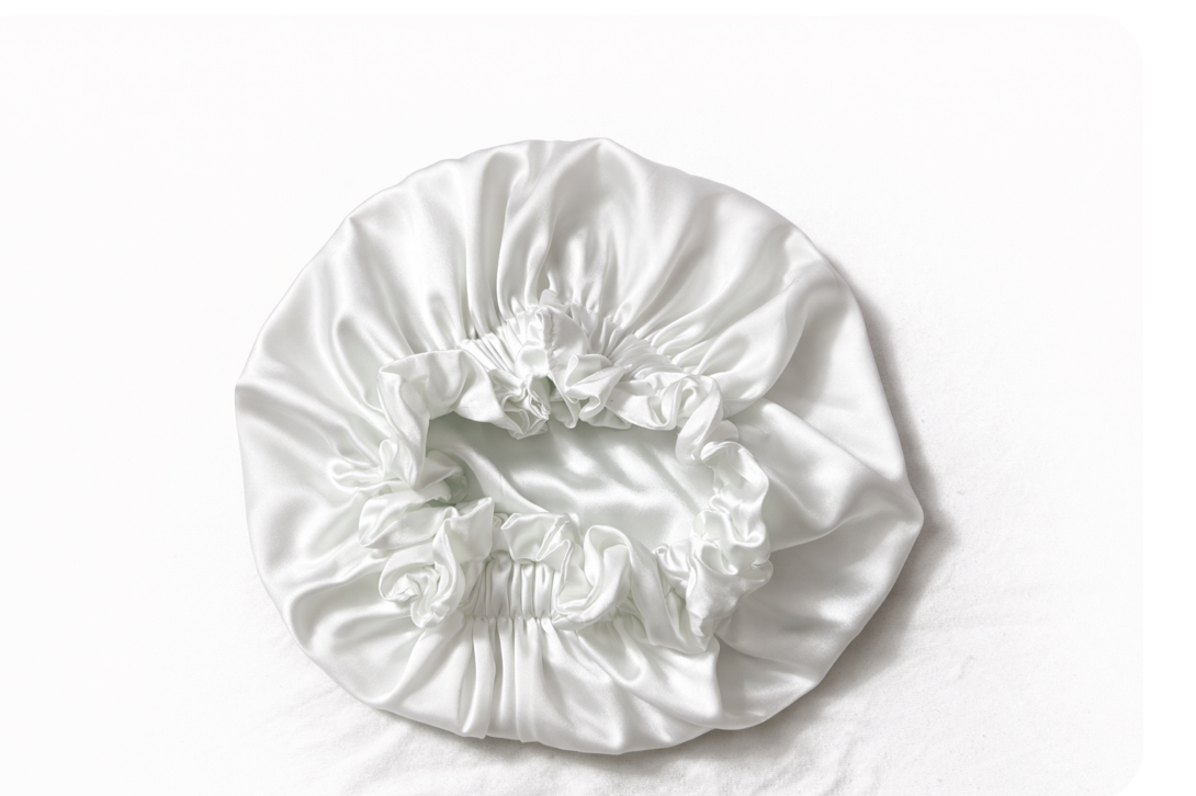 Bonnet de nuit blanc pour femme– Protection des cheveux & confort – Image 2