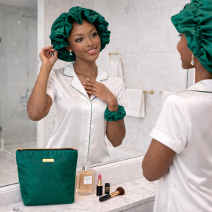 Ensemble Kenza – bonnet élastique & pochette en satin vert – SBM by Maria